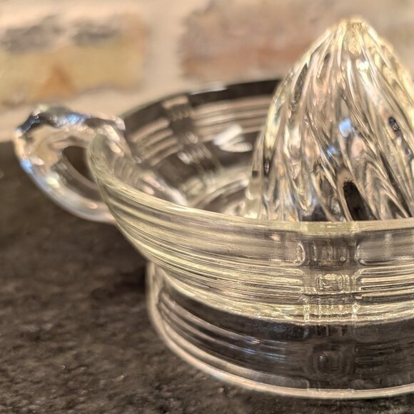 VTG Juice Clear Glass Juicer Orange Lemon Lime Citrus Reamer Squeezer Holder - Picture 2 of 9